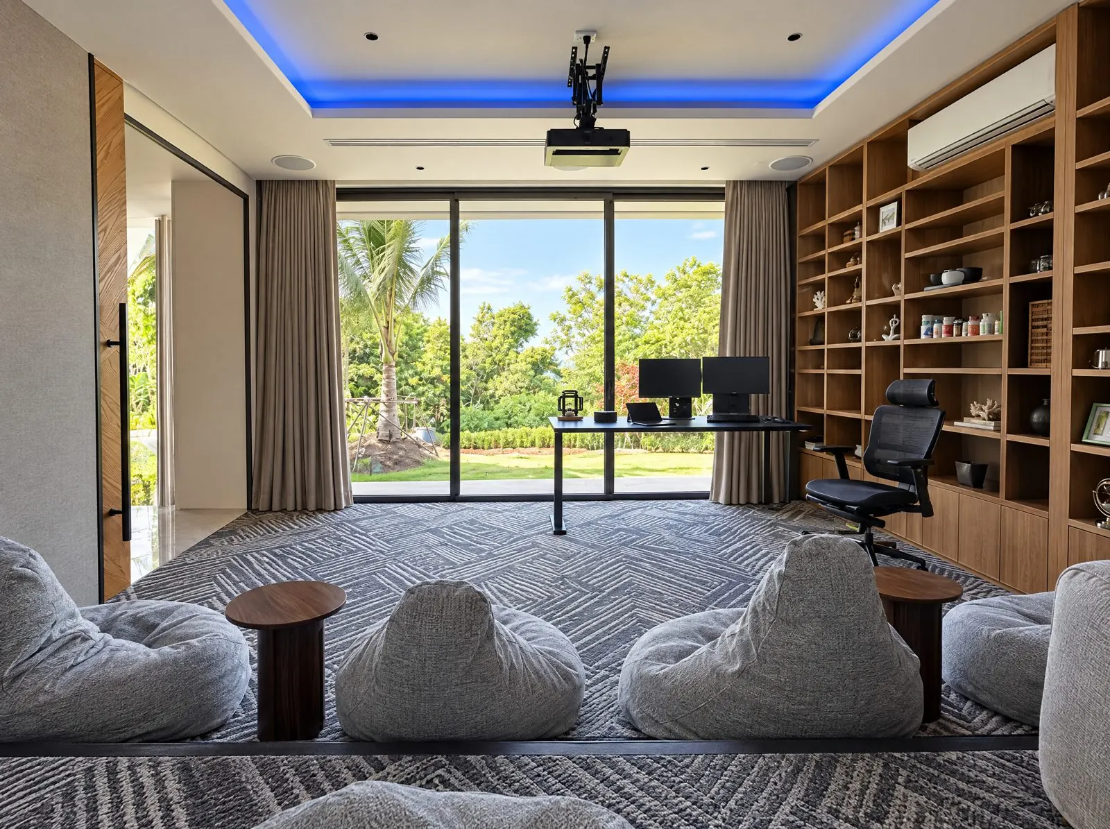 Büro mit Gartenblick