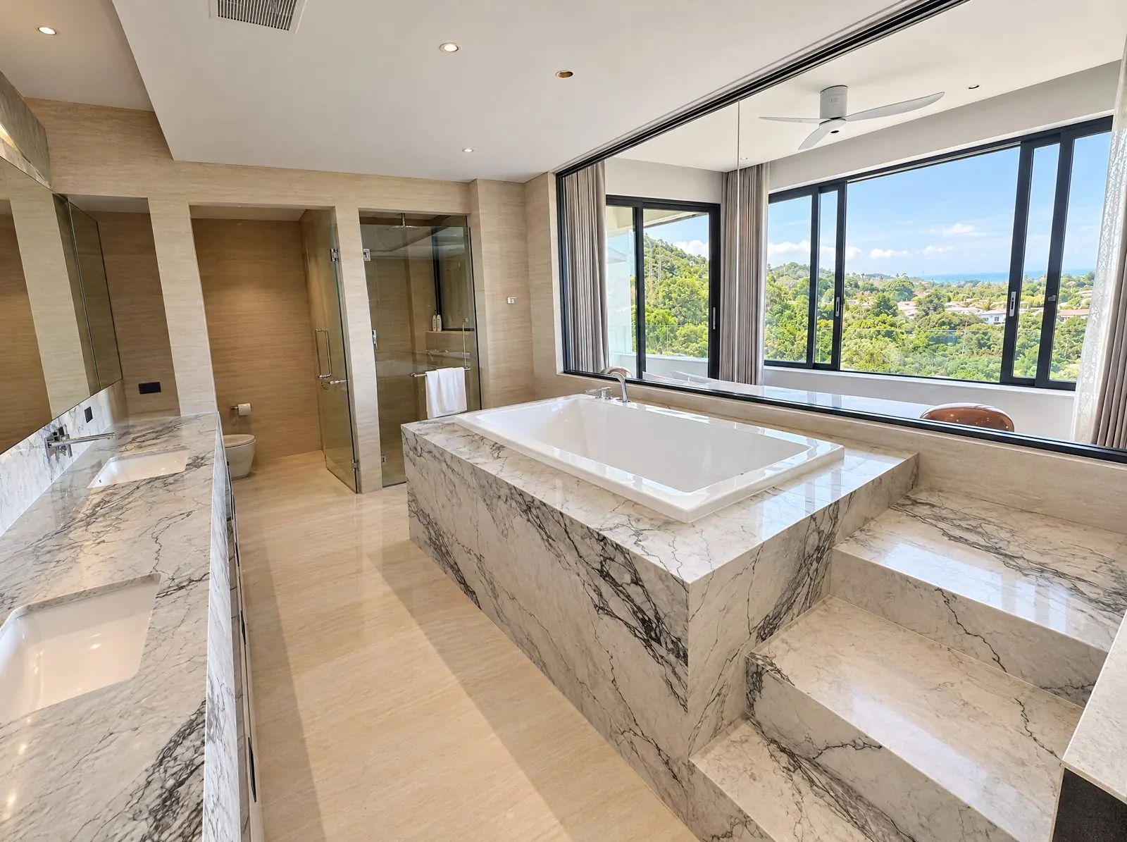 Badezimmer mit großer Badewanne