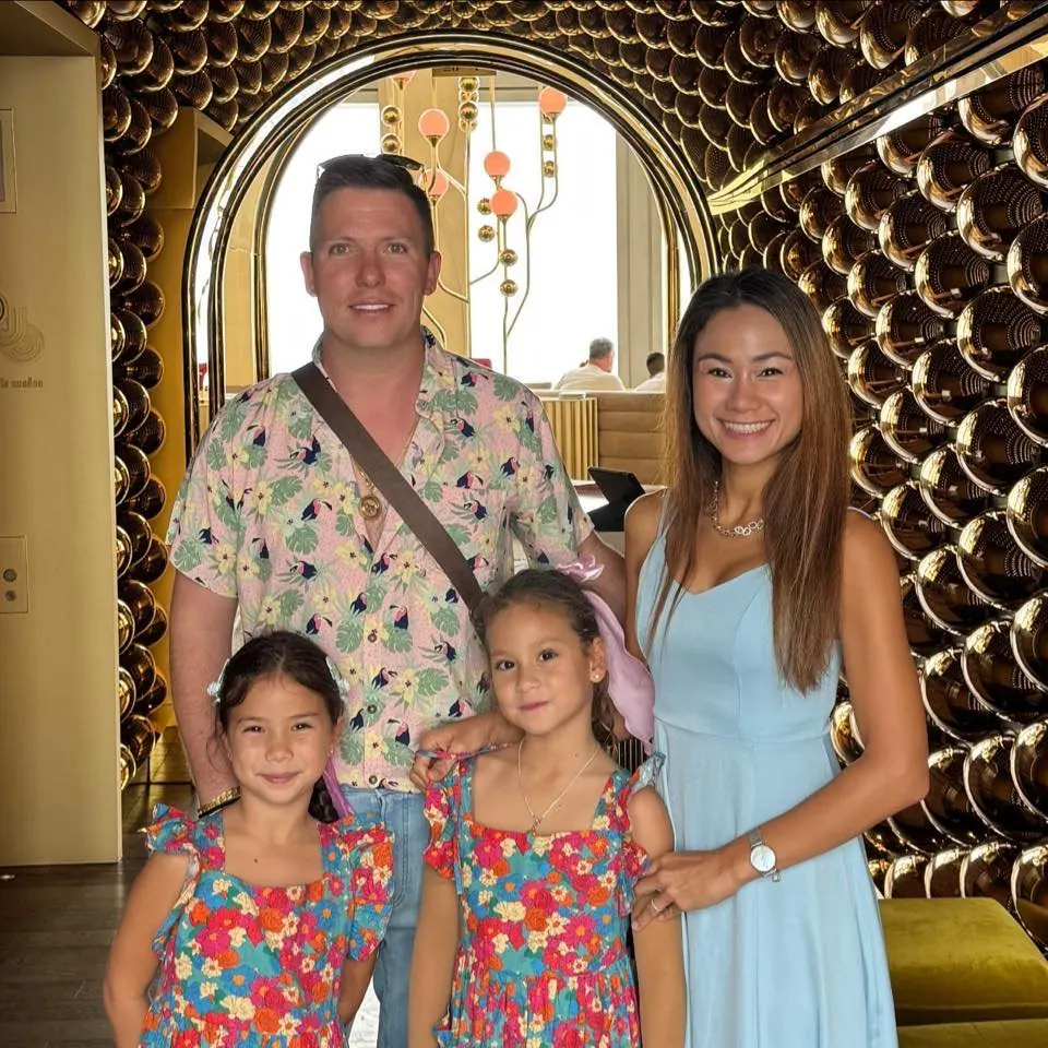 Richard, Jimlim und ihre beiden Töchter — die Familie hinter der Villa Unity, Koh Samui
